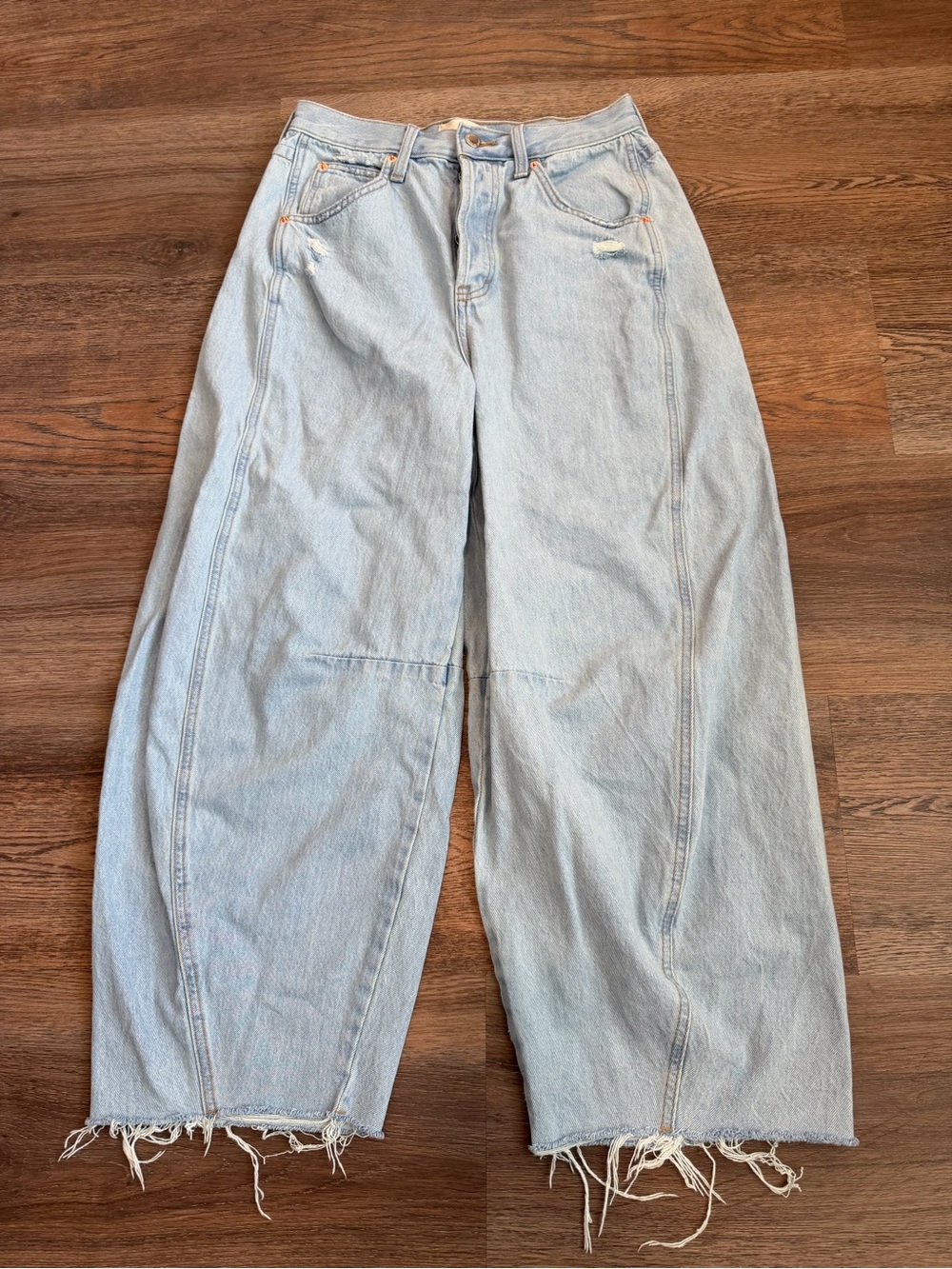 Universal Thread High-Rise Curved Leg Barrel Jeans Light Blue Raw Hem Size 4 - Picture 2 of 10